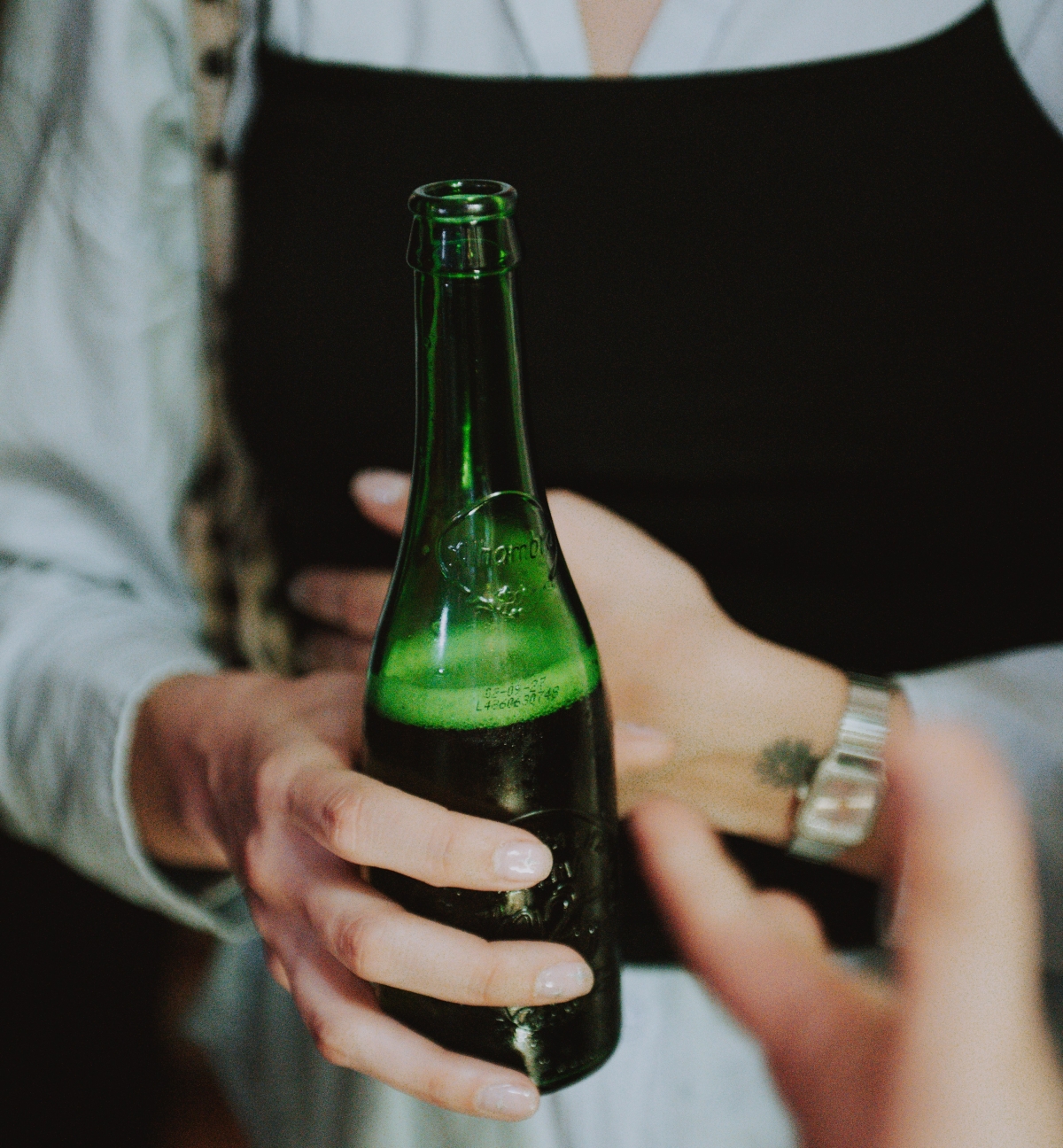 Degustación de una cerveza Alhambra