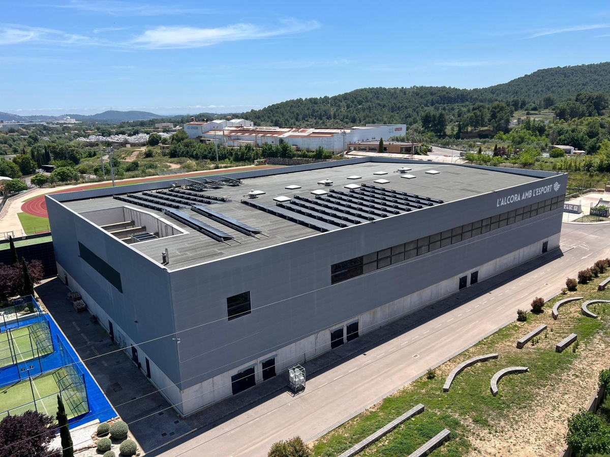 L'Alcora mejora la eficiencia energética de la ciudad deportiva con la instalación de 120 placas solares