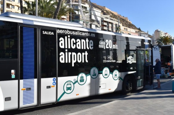 Más servicio: el bus que conecta Alicante con el aeropuerto amplía frecuencias y reduce esperas