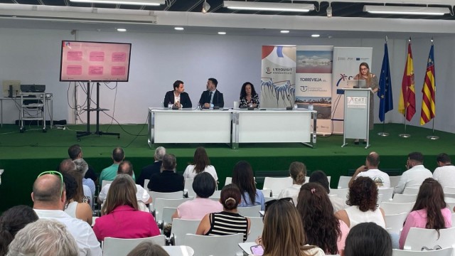 Torrevieja entrega los distintivos SICTED a 31 empresas y servicios turísticos