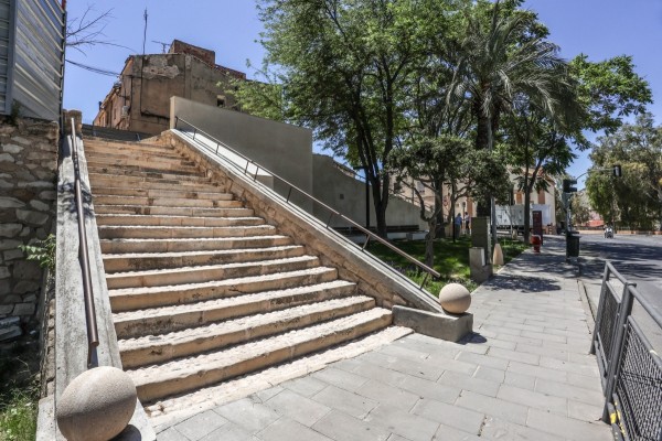 Elda culmina la remodelación de las escaleras de San Antón y crea una nueva zona ajardinada con espacios de descanso