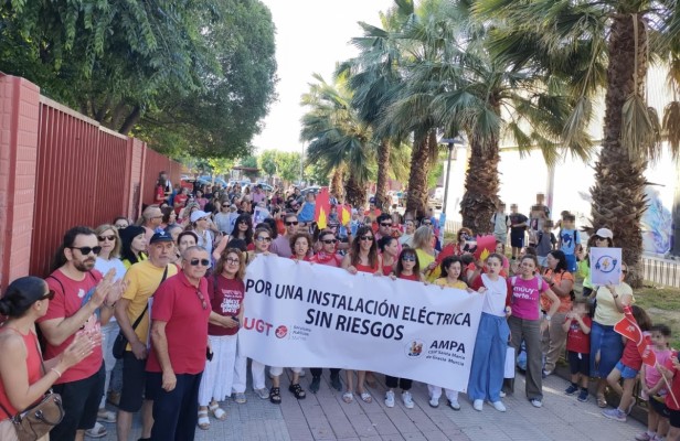 Protestas en el colegio Santa María de Gracia de Murcia por su instalación eléctrica: “No vamos a dejar que el colegio vuelva a arder