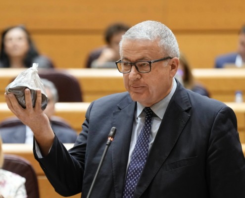 Bernabé vuelve a enseñarle a la ministra Aagesen una bolsa de arena de Portmán para recordarle que 