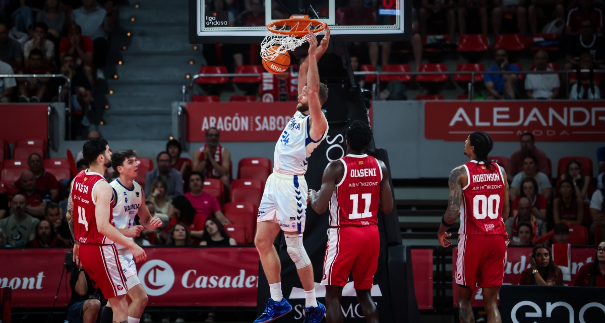 Valencia Basket 'asalta' Zaragoza y sigue en la pelea por el segundo puesto