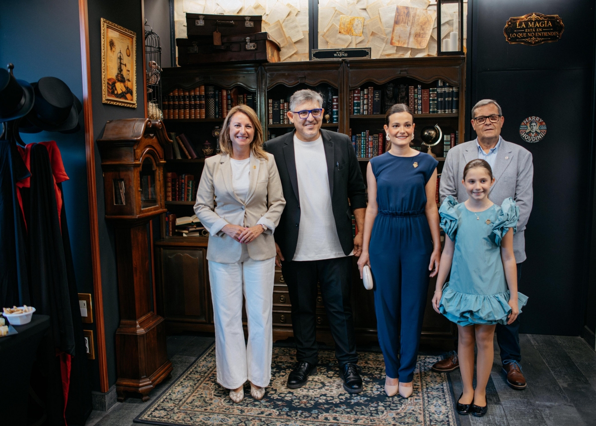 Castelló y el mago Emilio Ponce inauguran 'La casa de la magia' con un recorrido guiado por su historia