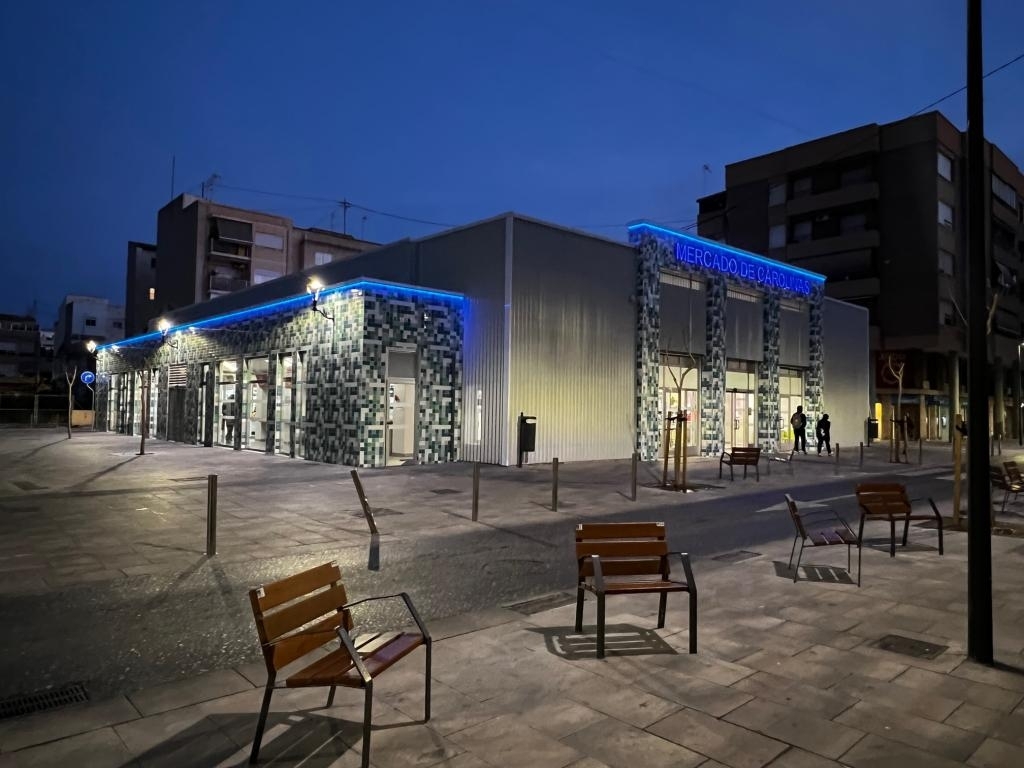 Vecinos del Pla de Alicante apremian a reparar las goteras del Mercado de Carolinas