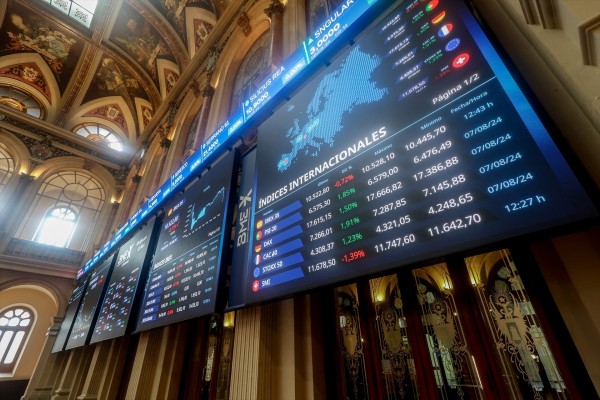El Ibex 35 sube un 0,6% en la apertura y roza los 18.300 puntos, con el petróleo a la baja