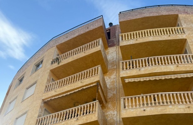 Cs denuncia que continúan las filtraciones en un edificio de Orihuela pese a las obras en la Acequia de Los Huertos