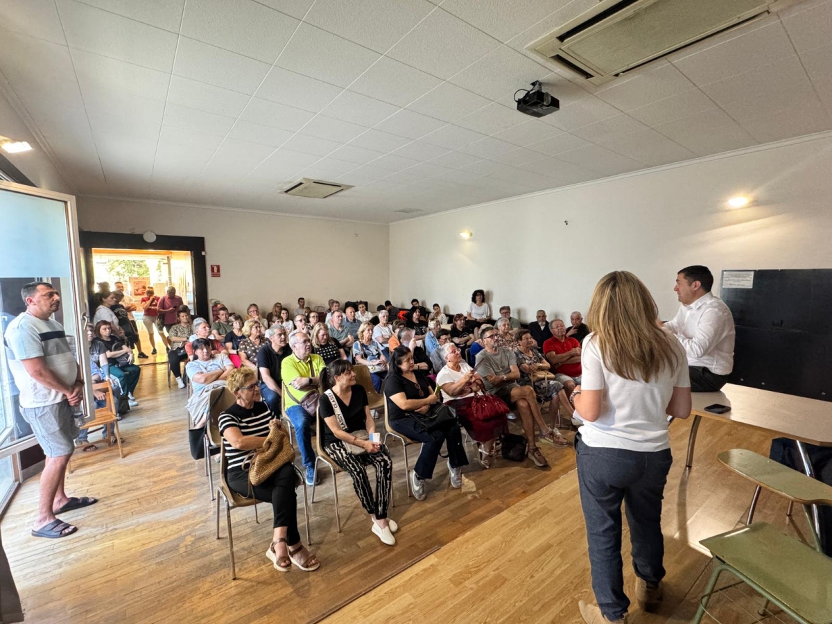 Reunión del alcalde y la edil de Urbanismo con los vecinos de Font Dolça. - Foto: AYUNTAMIENTO DE ALCOY Reunión del alcalde y la edil de Urbanismo con los vecinos de Font Dolça.