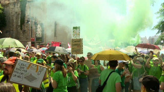 Una nueva manifestación de docentes se dirige por el centro de València hasta Educación