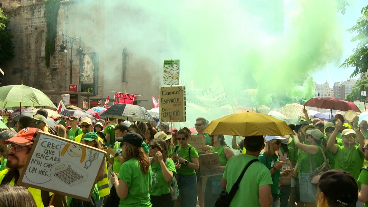 Una nueva manifestación de docentes se dirige por el centro de València hasta Educación