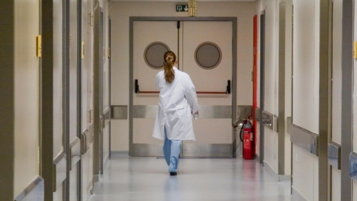 Imagen de archivo de una profesional sanitaria.  - Foto: SATSE