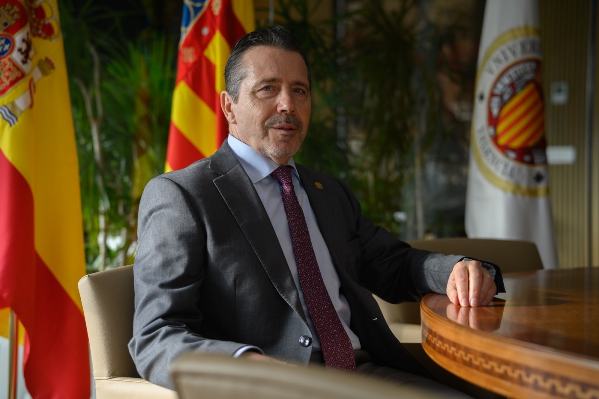 El rector de la UPV ya tiene carta de visita para el nuevo campus: pone en marcha una web en chino