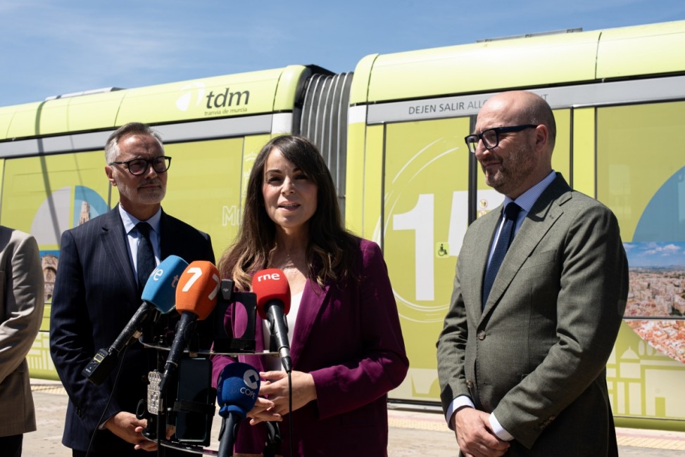 Rebeca Pérez, junto con José Francisco Muñoz y Severiano Arias. - Foto: AYUNTAMIENTO