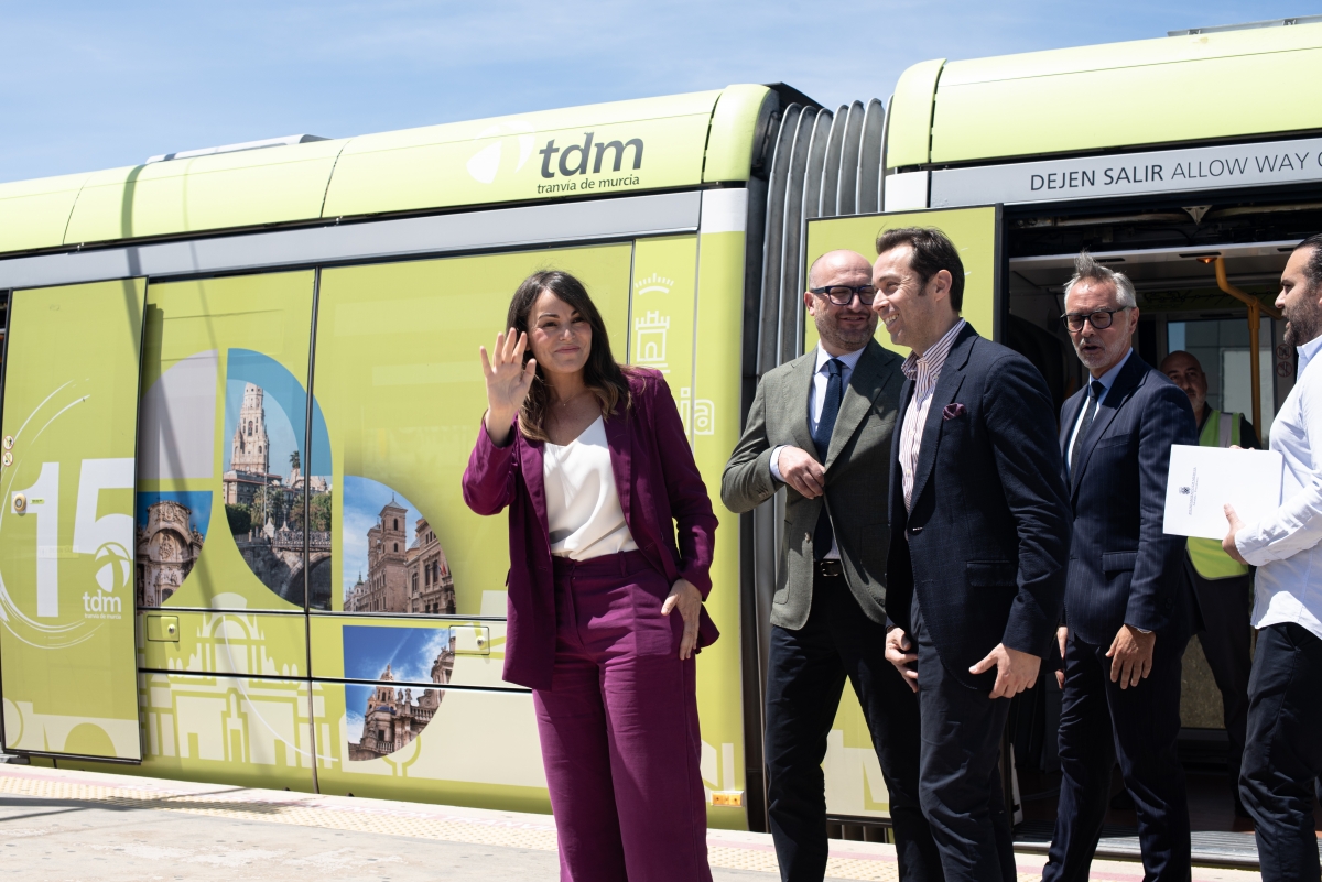 Rebeca Pérez, junto con José Francisco Muñoz y Severiano Arias, en el tranvía de Murcia.