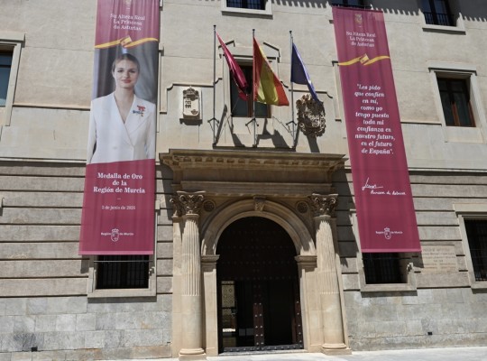 Dos grandes lonas sobre el Palacio de San Esteban recibirán a la Princesa Leonor en la entrega de la Medalla de Oro