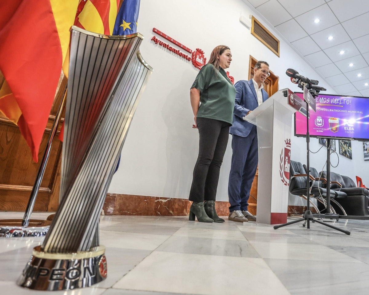 Momento del acto en l Ayuntamiento de Elda
