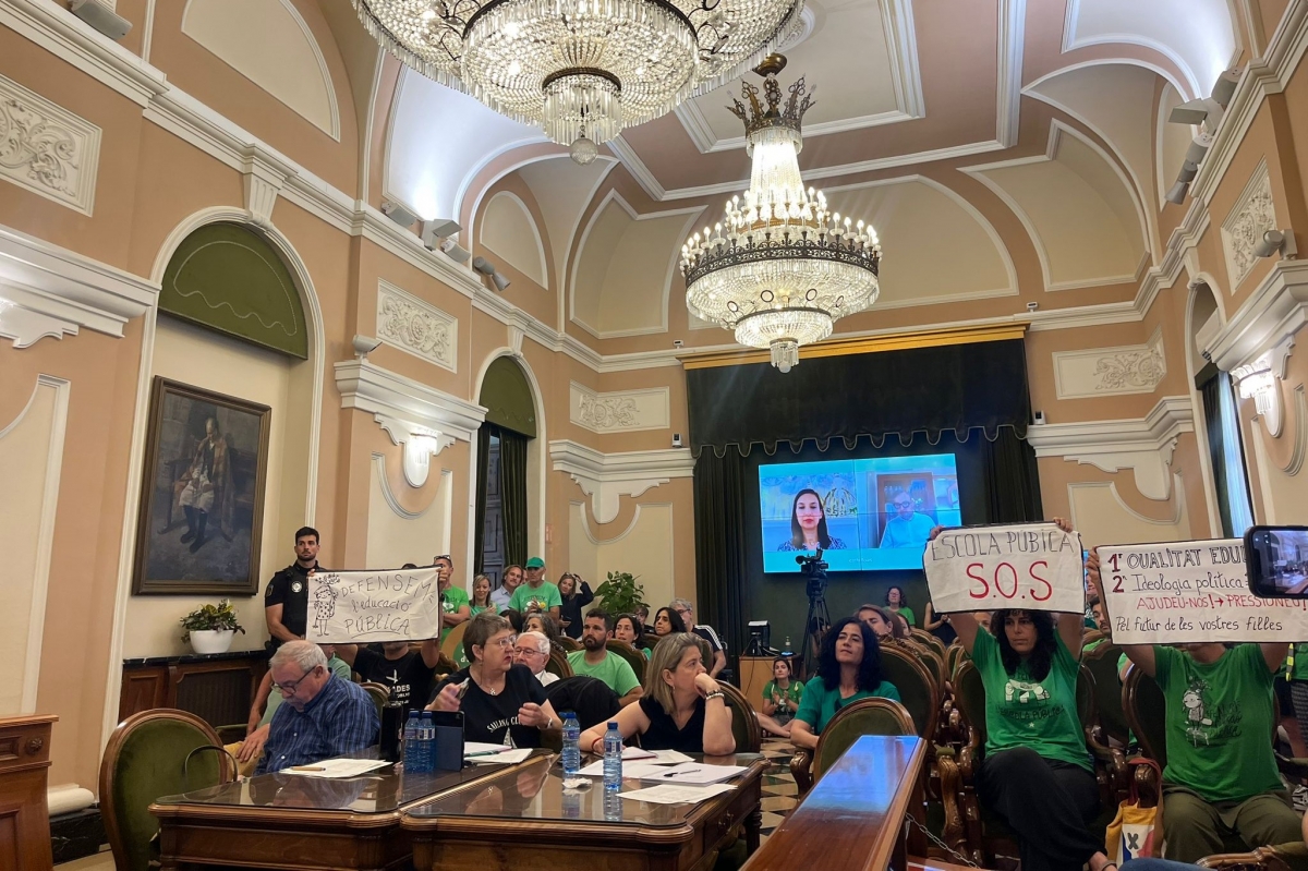 La presencia de docentes en el salón de plenos y en la plaza Mayor marcó la sesión. - La presencia de docentes en el salón de plenos y en la plaza Mayor marcó la sesión.