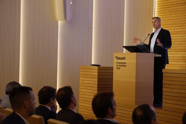 ¿Cómo espera crecer Banco Sabadell? Los planes hacia el nuevo semestre en medio de la opa