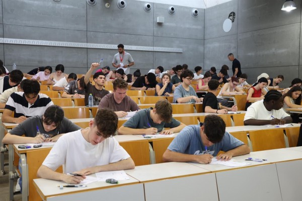 Cerca de ocho mil estudiantes de la Región se examina de la PAU el próximo martes: nada de relojes, gafas o bolígrafos inteligentes