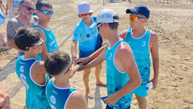 Beachbol Valencia amplía actividades para menores en verano tras un invierno con más de 1.000 participantes