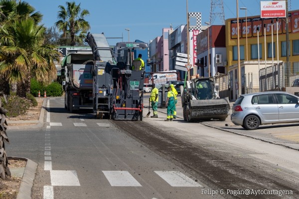 Cartagena renueva el firme deteriorado de la avenida Bruselas para mejorar el acceso al polígono industrial Cabezo Beaza