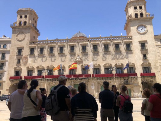Alicante defiende su regulación sobre los pisos turísticos y no contempla limitar visitas a Tabarca