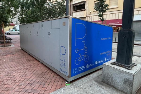 Alcoy pone en marcha los ocho módulos de 'smart parking' seguros para 80 bicicletas y 60 patinetes