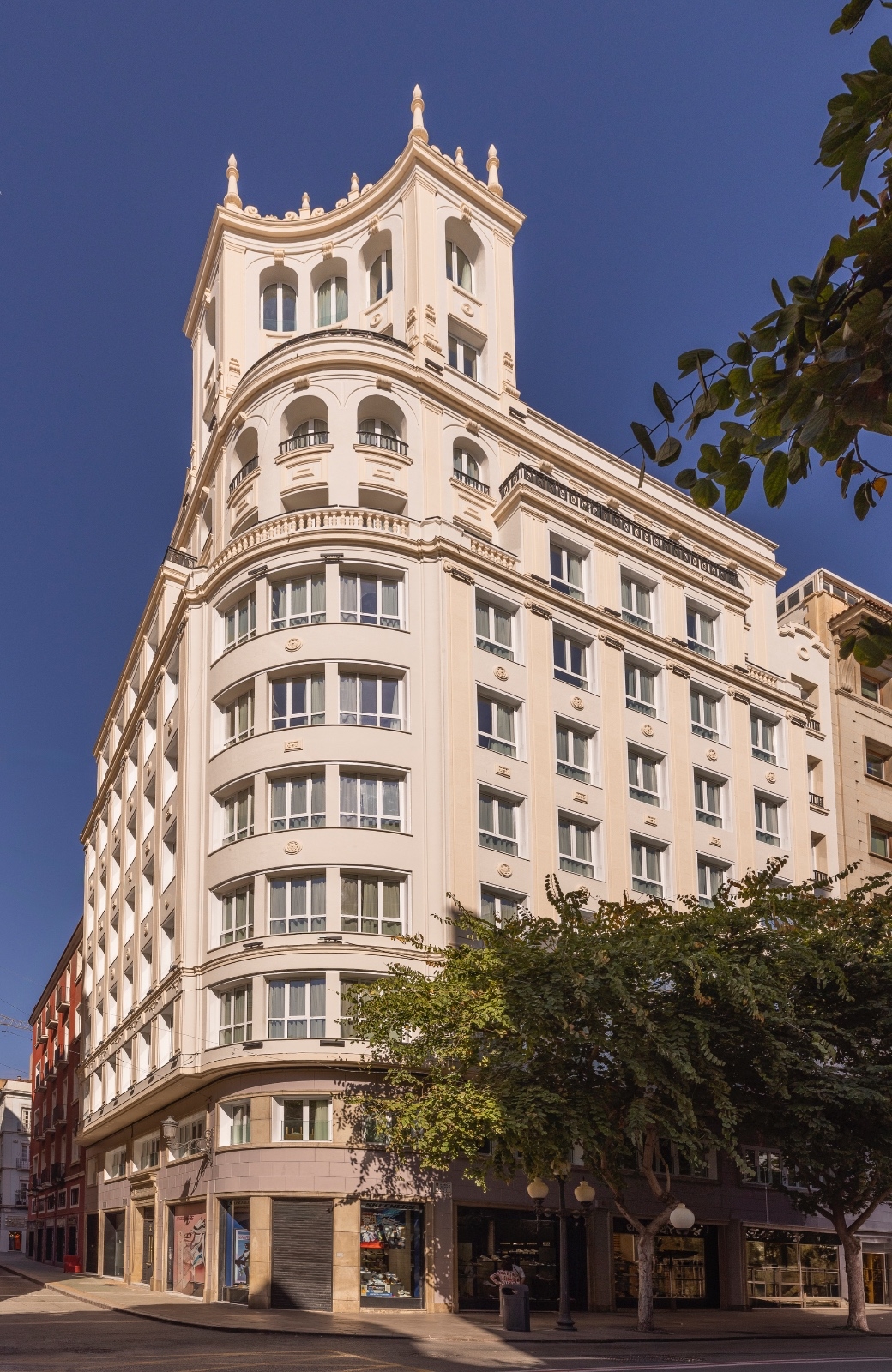 El edificio de apartamentos de All Iron en el Generali de Alicante.