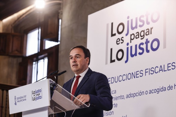 Llorca rechaza implantar la tasa turística en la Comunitat y la ve un impuesto 