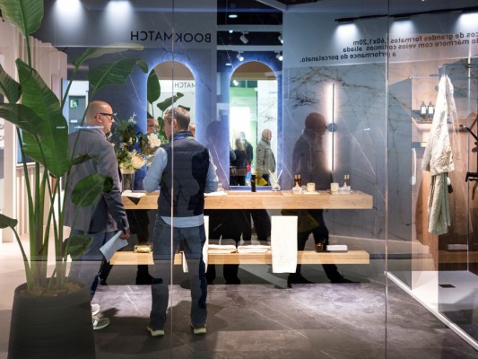 Empresas de baño e interiorismo capitalizan el nuevo modelo de Cevisama, que se integra en Feria Hábitat