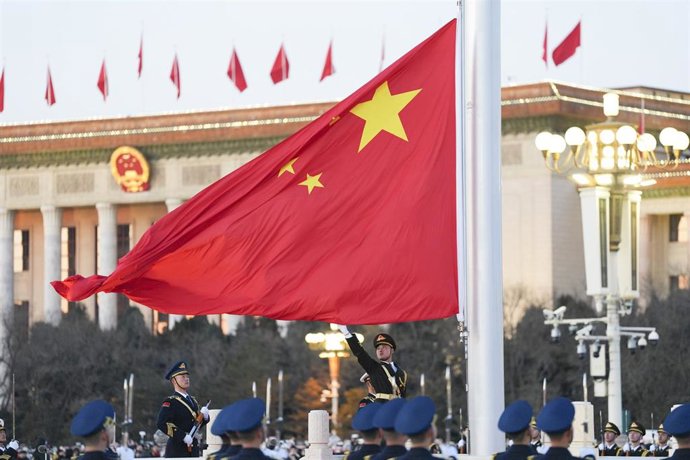 Archivo - Ceremonia de izado de la bandera nacional en la Plaza de Tiananmén, en Pekín, capital de China. - Archivo - Ceremonia de izado de la bandera nacional en la Plaza de Tiananmén, en Pekín, capital de China.