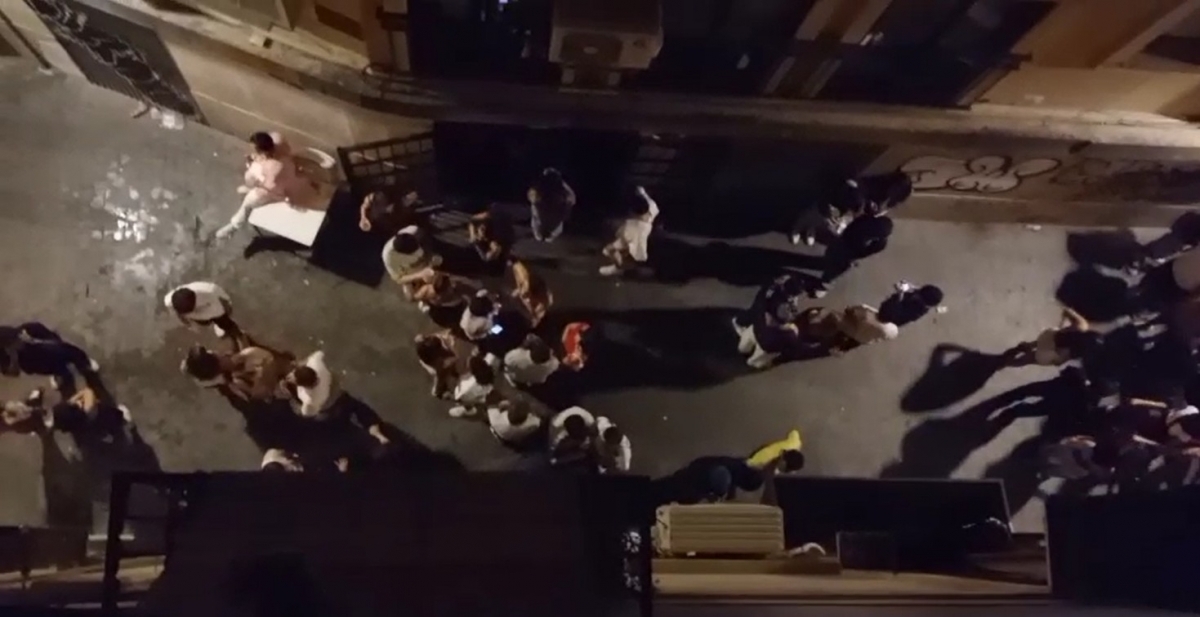Captura de un vídeo grabado por los vecinos en el exterior de los locales de ocio del Casco Antiguo.