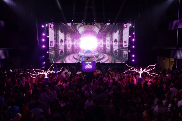 IQOS 'electriza' Alicante con una experiencia inmersiva inspirada en su Electric Purple