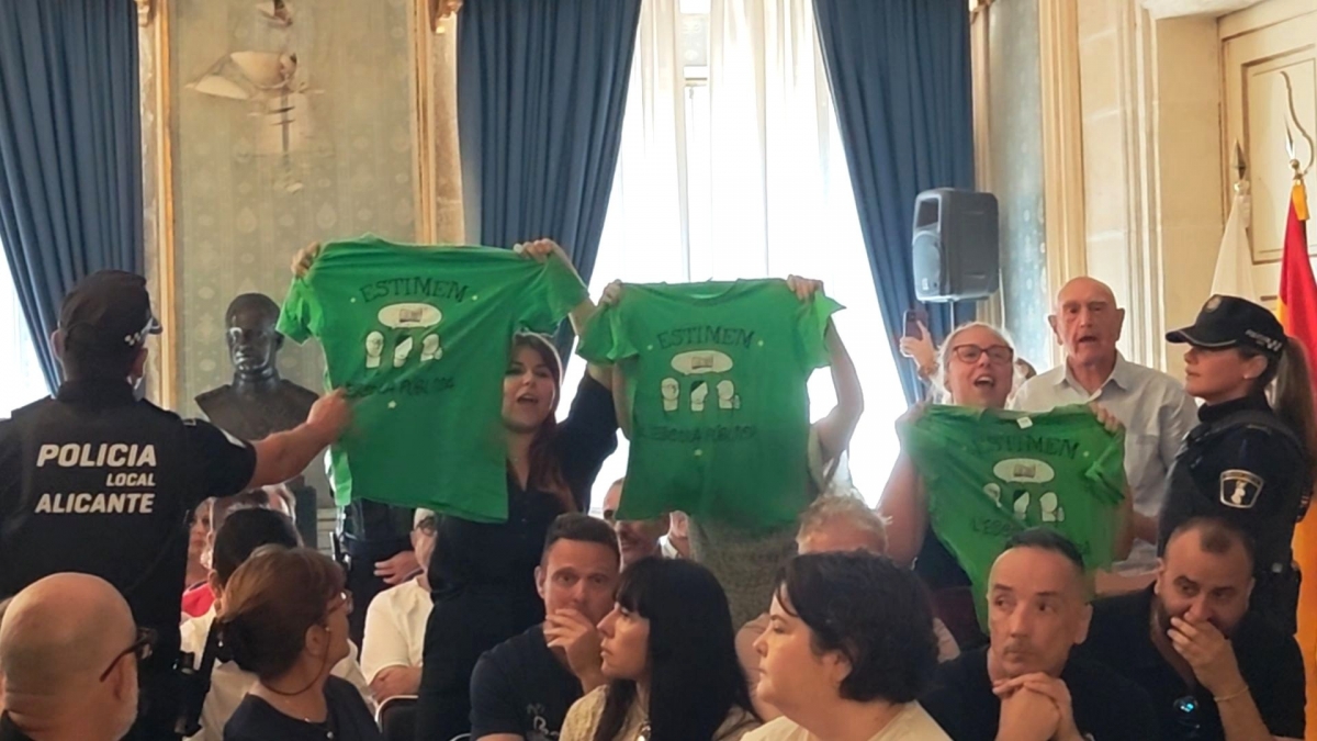 Un momento de la protesta educativa en el transcurso del pleno.