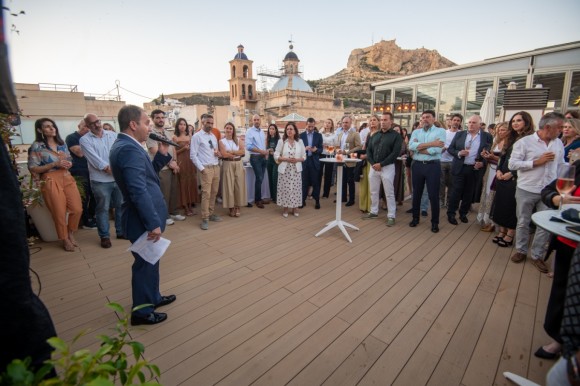 Hospes Amérigo abre temporada en su 'rooftop' con amigos, gastronomía alicantina y buenas vistas
