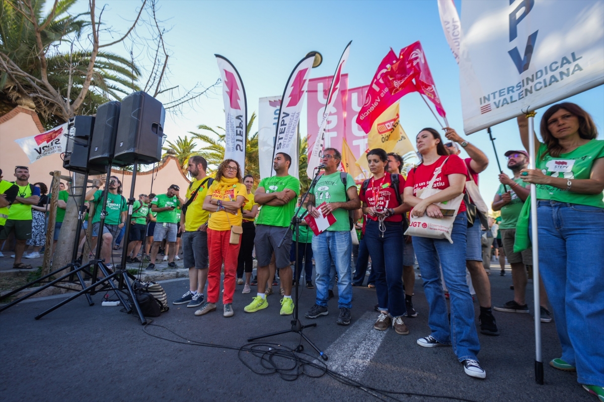 Representantes sindicales ante la Conselleria de Educación en una imagen de archivo.