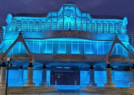 La Asamblea Regional se ilumina de color azul por el Día Mundial del Acogimiento Familiar
