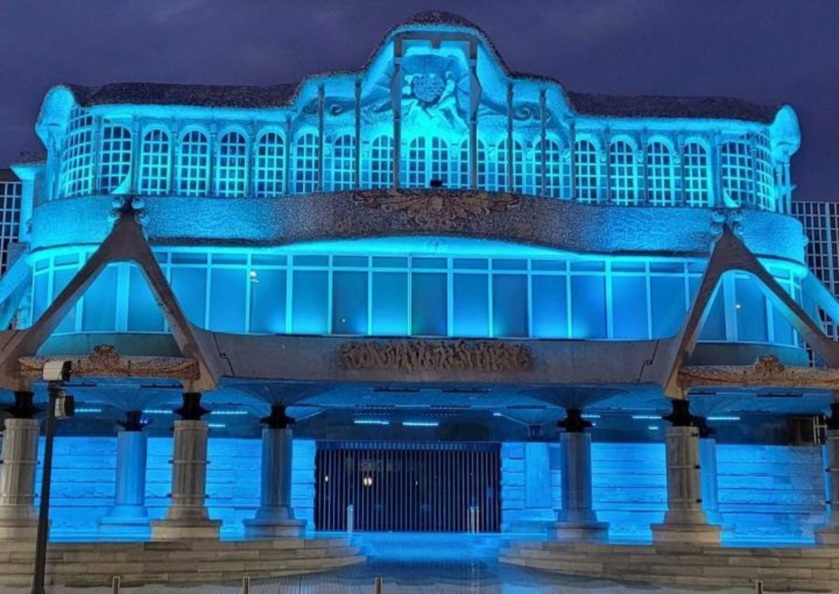La Asamblea Regional se ilumina de color azul por el Día Mundial del Acogimiento Familiar