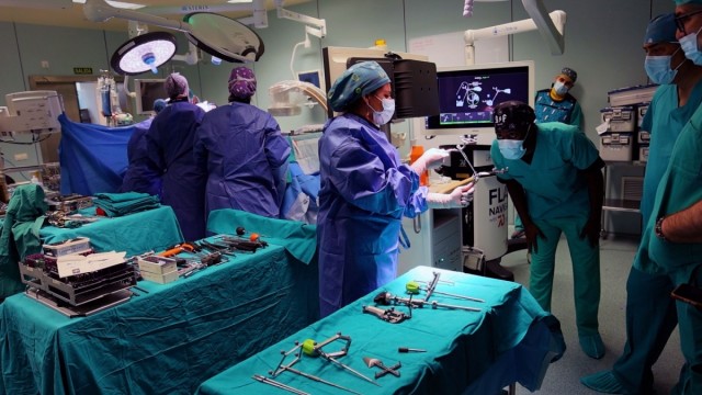 La Fe incorpora una innovadora cirugía de escoliosis sin radiación para adolescentes