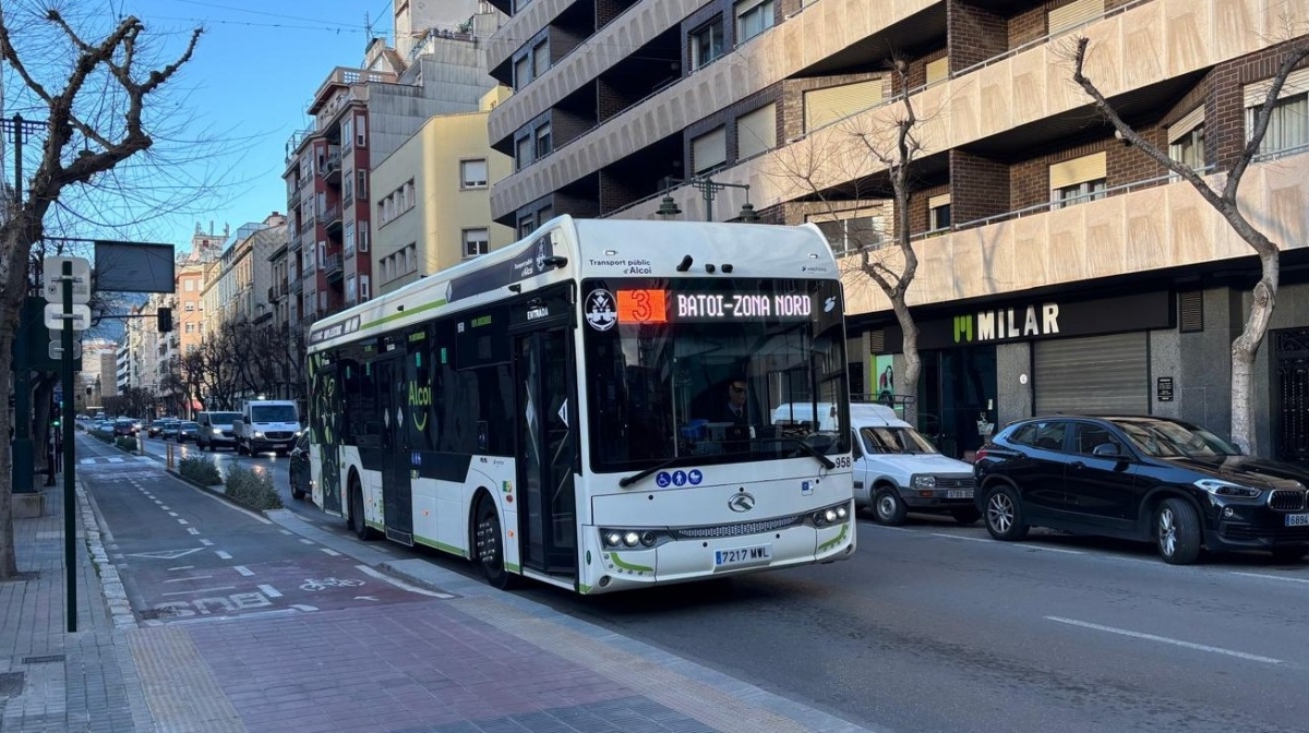 Alcoy incorporará en septiembre nuevos autobuses urbanos a la vez que licitará el futuro servicio