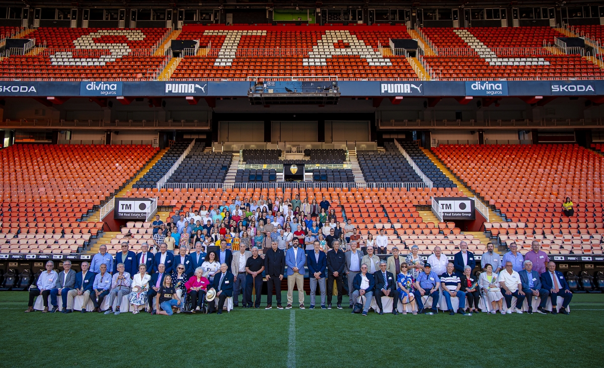 El Valencia CF homenajea en el Camp de Mestalla a sus socios con más de 50 años de antigüedad ininterrumpida