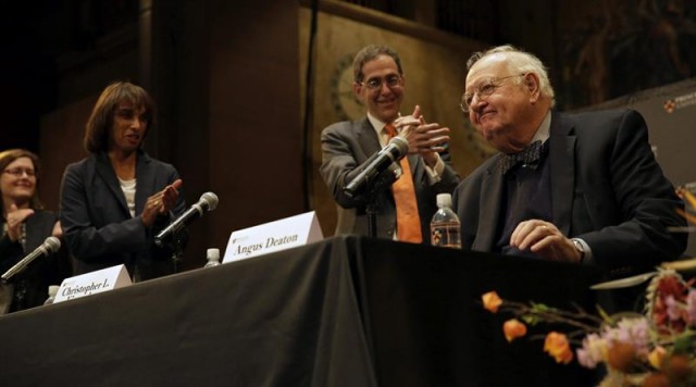 Quién es Angus Deaton y por qué le han dado el Nobel de Economía