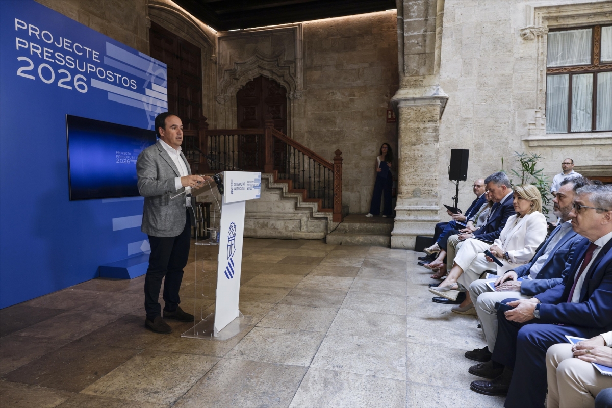 Pérez Llorca utiliza la presentación de presupuestos para sacar pecho y poner distancia sobre Vox
