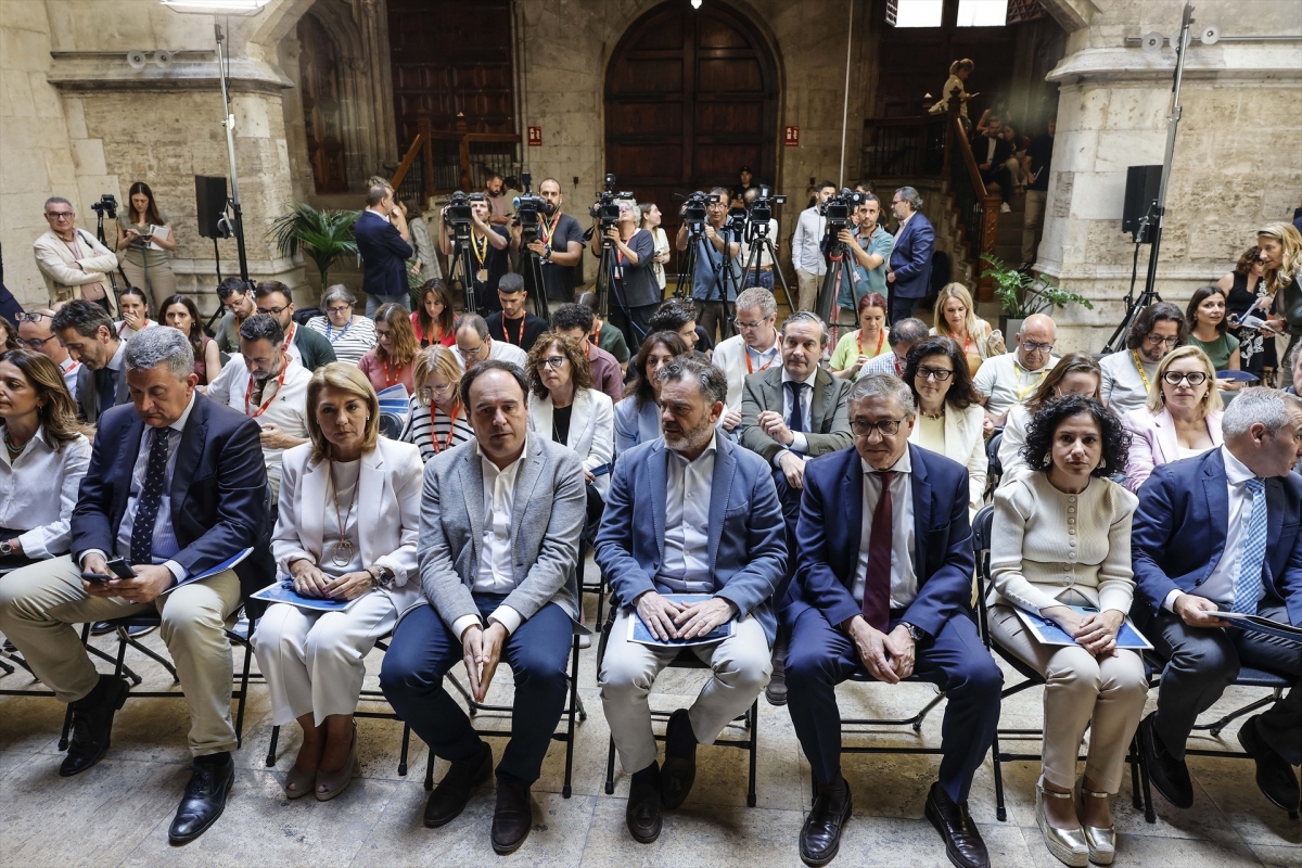 Pérez Llorca y su Consell, en la comparecencia de este viernes.