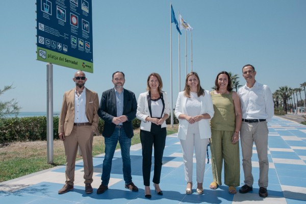 Castelló presume de litoral con el pleno de banderas azules tras recuperarla en la playa del Serradal