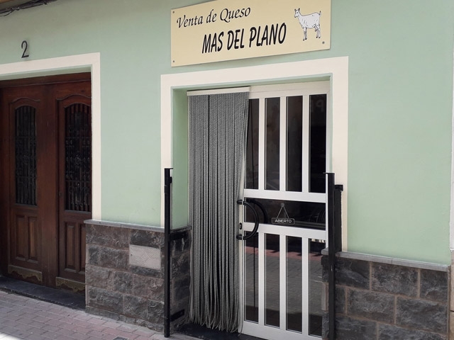 Castellnovo afianza el sector agroalimentario con la elaboración de quesos artesanales  