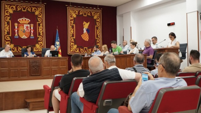 El sainete del PSOE de Almoradí: la división de los ediles cristaliza en el pleno, pese a los intentos de la dirección provincial