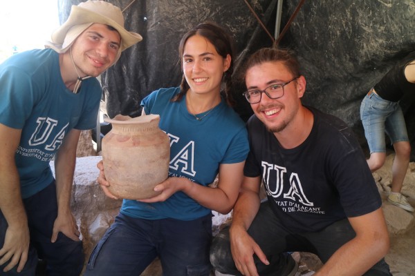 Una urna ibérica hallada bajo las termas romanas de La Alcudia abre nuevas vías de investigación