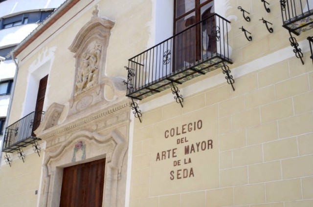 La Real Fábrica de Tapices expondrá obra de sus pintores valencianos en el Colegio de la Seda
